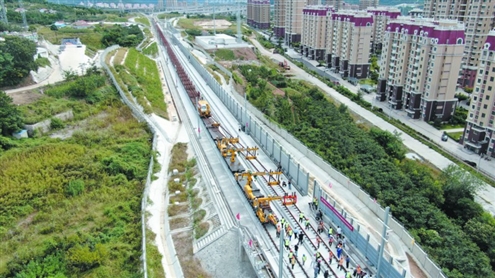 21日,潍烟高铁蓬莱至烟台方向最后一对500米长钢轨稳稳落在芝罘站外刘家线路所4号岔前,这标志着潍烟高铁正线铺轨全部完成